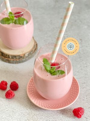 Zdrowy deser dla dziecka z malinami i kefirem, doskonały na budowanie odporności i dla mikrobioty.