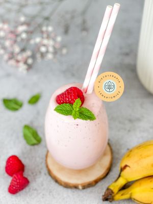 Zdrowy deser z malinami i migdałami, słodka dietetyczna przekąska dla dziecka idealna na budowanie odporności.