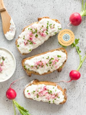 Źródło wapnia na śniadanie dla dziecka, które buduje kości.