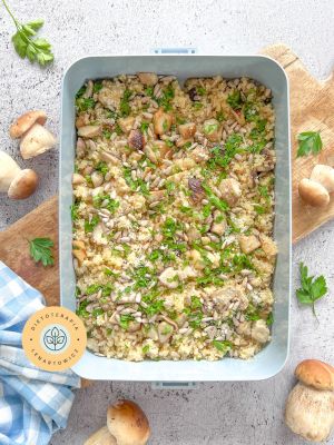 Jesienny obiad z grzybami i kaszą w pudełku na wynos. Zdrowy posiłek dla osób na redukcji.