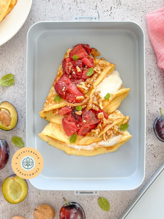 Słodkie śniadanie dla dziecka z owocami i serkiem, odżywcze i energetyczne. Lunchbox do zabrania do pracy.