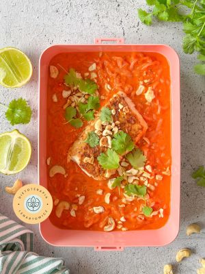 Szybki obiad z rybą w pudełku na wynos. Danie bogate w kwasy omega-3 z gotowej diety low carb dla osób na redukcji.