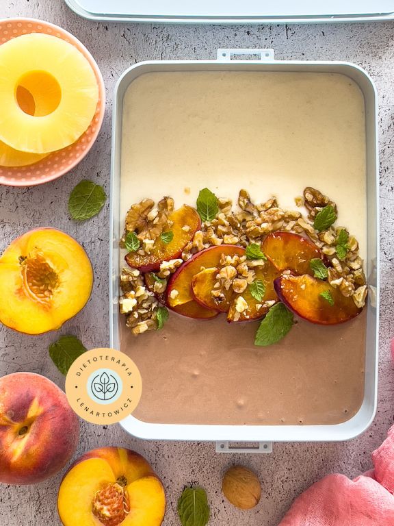 Zdrowe śniadanie w formie deseru, kolorowy przekładaniec z jogurtem, ananasem, brzoskwinią, orzechami. Zdrowy słodycz dla dziecka.