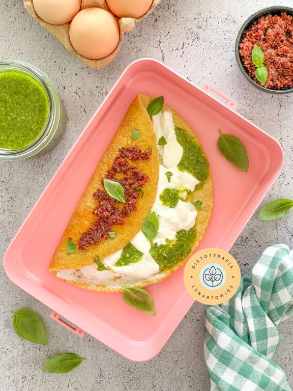 Placki orkiszowe z mozzarellą, pesto z bazylii i pomidorów suszonych, propozycja na szybkie dietetyczne śniadanie.