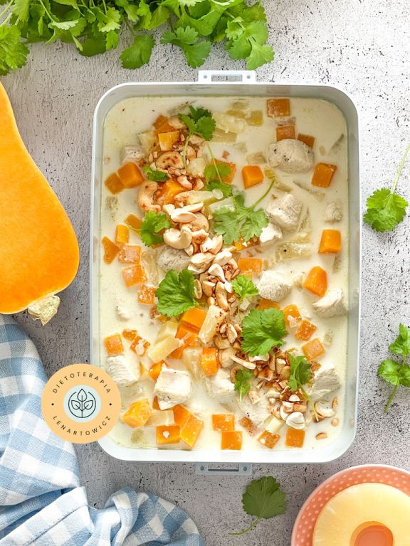 Rozgrzewające indyjskie danie z kurczakiem, dynią i orzechami, zapakowane do pudełka na wynos.