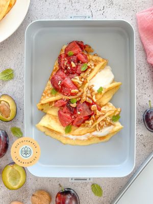 Słodkie śniadanie dla dziecka z owocami i serkiem, odżywcze i energetyczne. Lunchbox do zabrania do pracy.