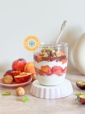 Obłędnie pyszne śniadanie w formie zdrowego deseru, przekładaniec ze skyrem, śliwkami, orzechami, brzoskwinią i czekoladą.