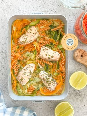 Zdrowy szybki obiad z rybą, makaronem, marchewką w orientalnej przyprawie, do zabrania na wynos.