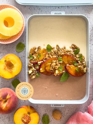 Zdrowe śniadanie w formie deseru, kolorowy przekładaniec z jogurtem, ananasem, brzoskwinią, orzechami. Zdrowy słodycz dla dziecka.