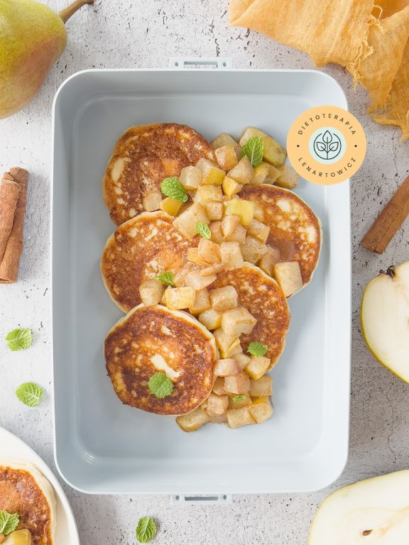 Wegetariańskie danie, przepis na placuszki z gruszką, zdrowe śniadanie na słodko.