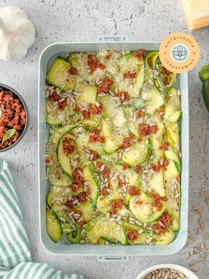 Pomysł na zdrową kolację z warzywami, parmezanem i oliwą. Odżywczy posiłek dla wegetarian.