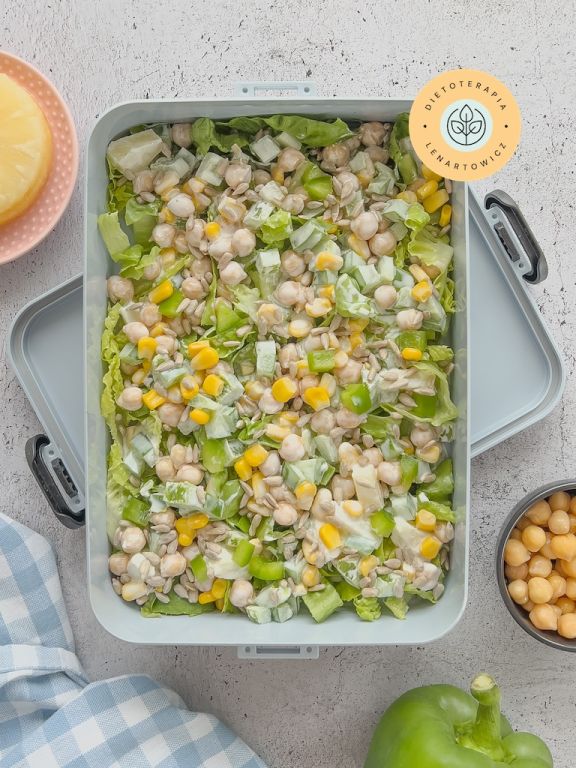 Zdrowa sałatka wegetariańska z cieciorką pełna wartości odżywczych. Bogactwo antyoksydantów od dietetyka.