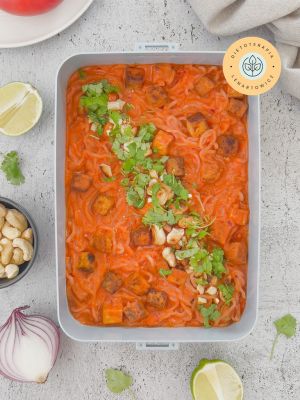 Obiad dla wegetarian, posiłek z tofu, przyprawiony pastą tom kha, ciepłe, rozgrzewające, odżywcze.