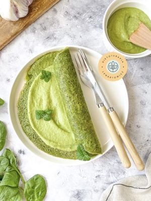 Omlet w kolorze zielonym, ze szpinakiem, miętą i kremem z bobu. Zdrowe śniadanie dla cukrzyków.