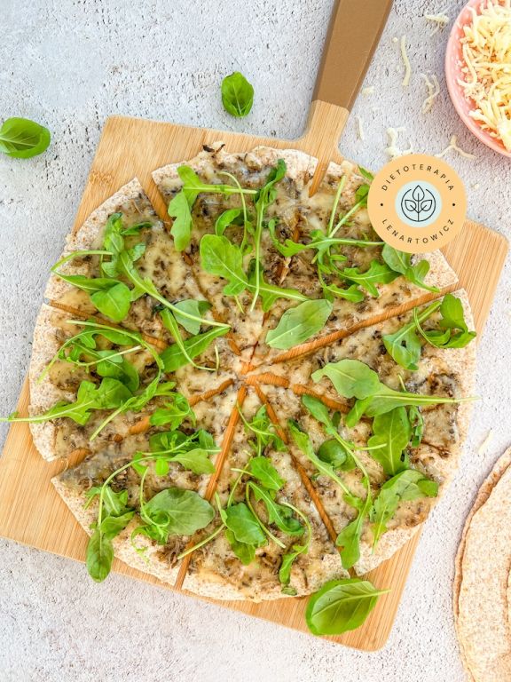 Domowa pizza idealna. Pomysł na kolację z gotowej diety od dietetyka Małgorzaty Lenartowicz.