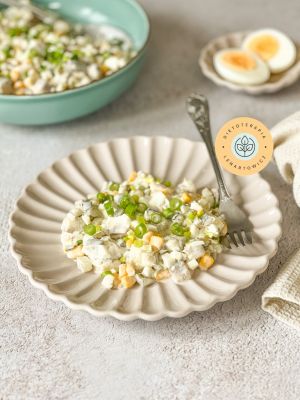 Pyszna sałatka śledziowa jako pomysł na zdrową odżywcza kolację pełną kwasów Omega-3 i zdrowych tłuszczy.