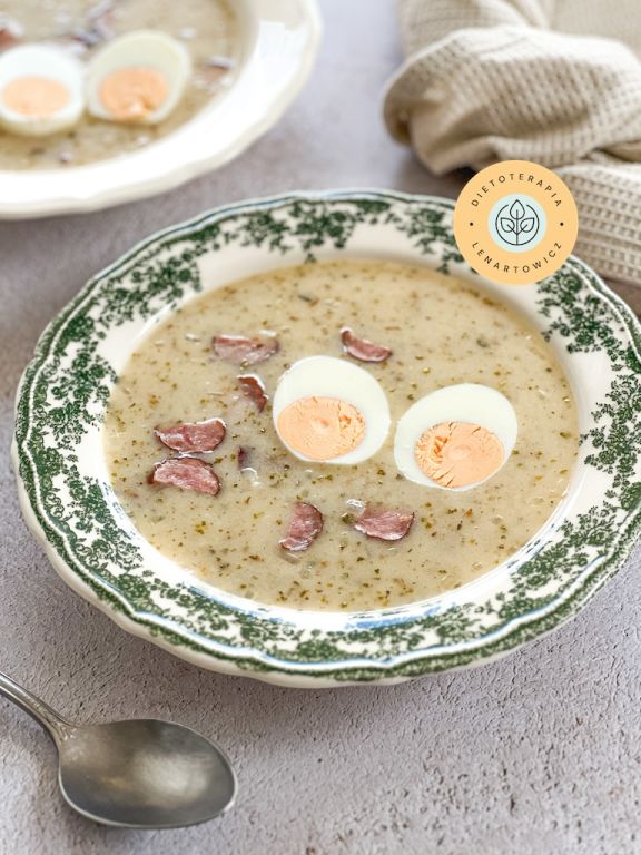 Przepis na żurek z kiełbaską i jajkiem, doskonała propozycja na ciepłą kolację dla osób na diecie.