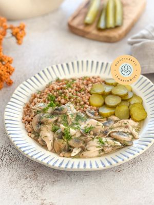 Pomysł na zdrowy obiad z kaszą gryczaną, kurczakiem w sosie i ogórkiem, przepis w gotowej diecie LOW CARB.