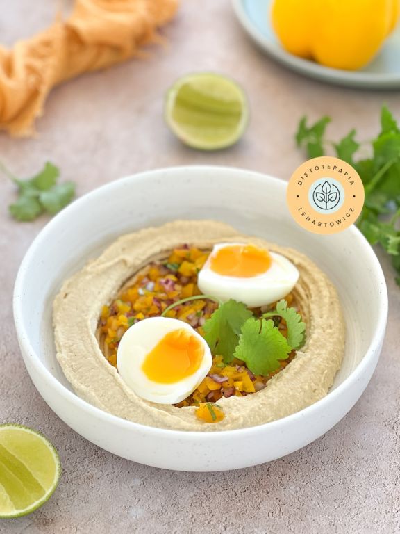 Pomysł na zdrowe odżywcze śniadanie wegatariańskie z hummusem i jajkiem.