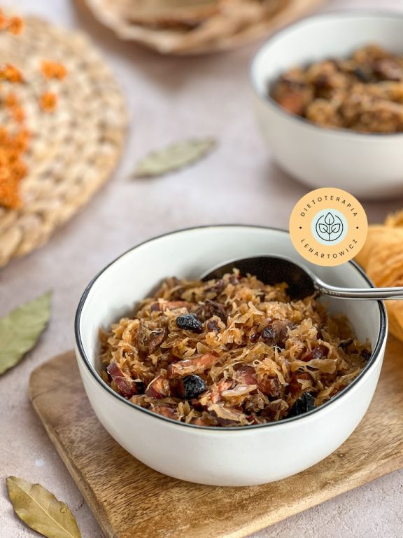 Pomysł na jesienną kolację, przepis na bigos z kiełbaską i śliwką, obłędnie pyszny, zdrowy, o niskim indeksie glikemicznym.