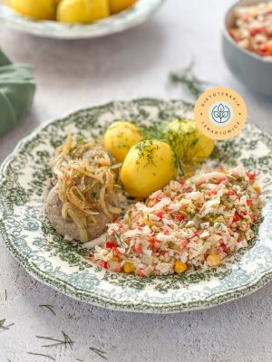 Kotleciki z indyka z cebulką, ziemniakami i surówką. Pyszny obiad uwielbiany przez dzieci.