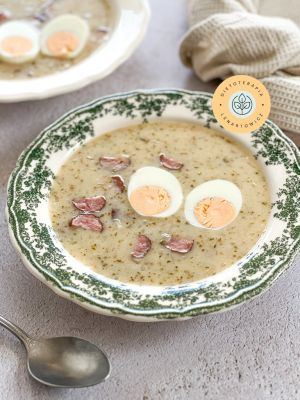 Przepis na żurek z kiełbaską i jajkiem, doskonała propozycja na ciepłą kolację dla osób na diecie.