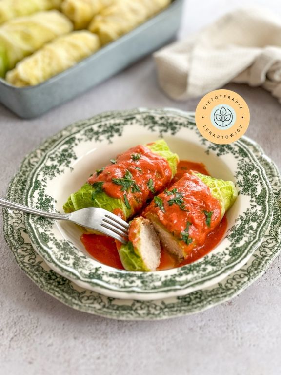 Tradycyjne polskie gołąbki z sosem pomidorowym. Przepis z gotowej diety od dietetyka klinicznego.