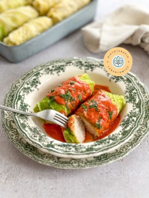 Tradycyjne polskie gołąbki z sosem pomidorowym. Przepis z gotowej diety od dietetyka klinicznego.