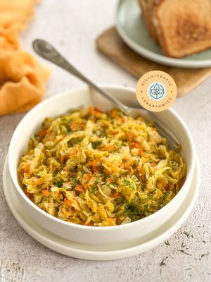 Tradycyjna polska kapusta zasmażana, zdrowa kolacja na ciepło z diety o niskim indeksie glikemicznym.