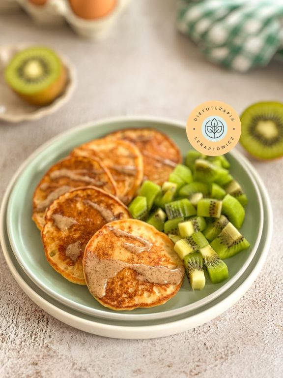 Wysokobiałkowe pancakesy z kiwi i sosem orzechowym. Zdrowe słodkie śniadanie dla dzieci do szkoły.