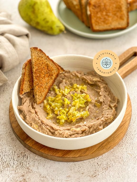 Pasta do smarowania pieczywa z fasoli z gruszką i majerankiem. Przepyszna na ciepło jako zdrowe śniadanie.