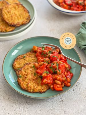 Tradycyjny polski placek ziemniaczany z gulaszem z papryki i fasoli. Doskonały zdrowy obiad dla całej rodziny.
