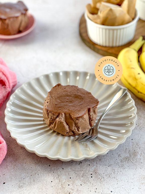 Deser zapiekany w kokilach dla osób z cukrzycą, insulinooporonością, problemami z glikemią. Zdrowe śniadanie lub kolacja.