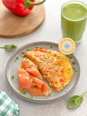 Omlet z dodatkami z wędzonym łososiem i zielonym koktajlem. Sycące śniadanie  o niskim indeksie glikemicznym.