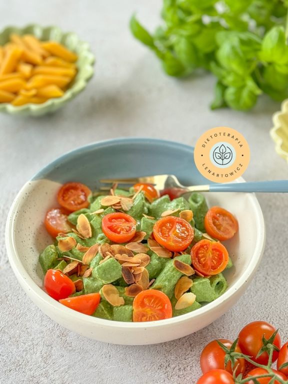 Wysokobiałkowe danie obiadowe z kurczakiem, migdałami, pomidorkami koktajlowymi.