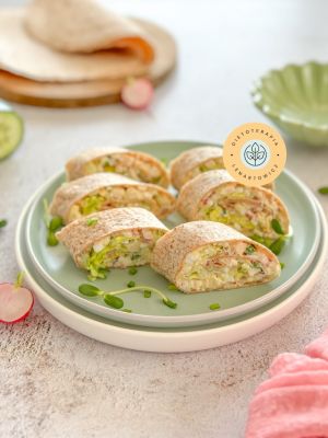 Szybkie sycące śniadanie, idealne przed szkołą czy do zabrania do pracy. Pasta majonezowa z jajkiem, rzodkiewką, szczypiorkiem, kurczakiem, ogórkiem zawinięta w rolls z tortilli.