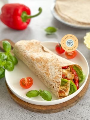 Tortilla z pieczonym kurczakiem, warzywami i sosem. Pomysł na kolację dla każdego.