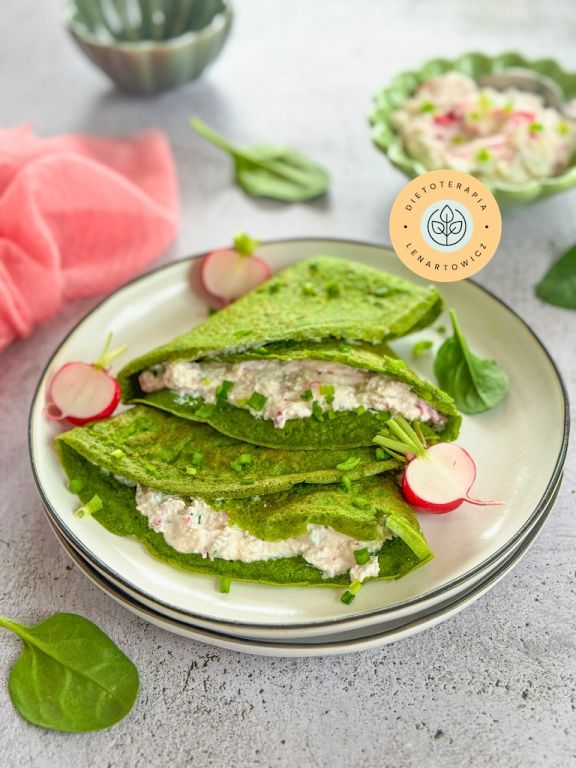 Zielone naleśniki nadziewane pastą twarogową z rzodkiewką i szczypiorkiem. Sycące wysokobiałkowe białkowe śniadanie o niskim indeksie glikemicznym.