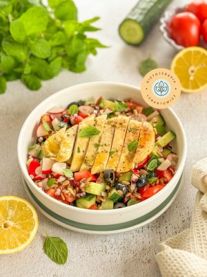 Warzywna sałatka z pieczonym kurczakiem. Posiłek pełen polifenoli i antyoksydantów od dietetyka klinicznego Małgorzaty Lenartowicz.