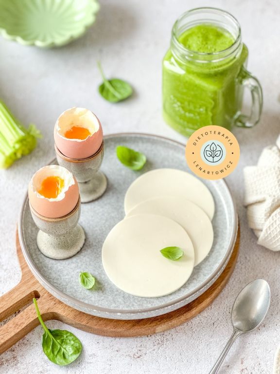 Wysokobiałkowe śniadanie z zielonym koktajlem, białym serkiem i jajkami. Propozycja od dietetyka klinicznego.
