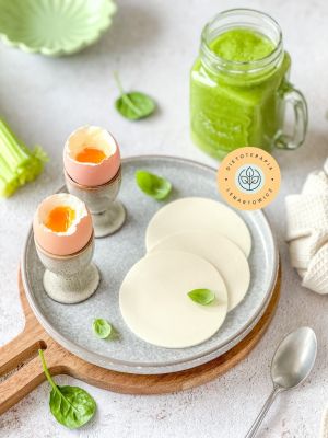 Wysokobiałkowe śniadanie z zielonym koktajlem, białym serkiem i jajkami. Propozycja od dietetyka klinicznego.