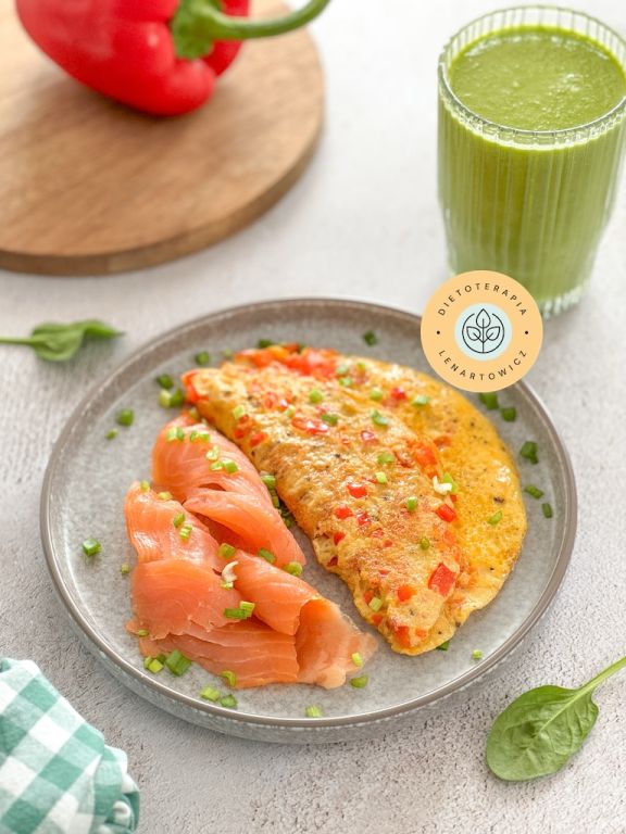 Omlet z dodatkami z wędzonym łososiem i zielonym koktajlem. Sycące śniadanie  o niskim indeksie glikemicznym.