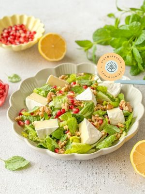Miska sałatki z serem camembert, granatem, orzechami i dressingiem. Danie o niskim indeksie glikemicznym od dietetyka klinicznego Małgorzaty Lenartowicz.