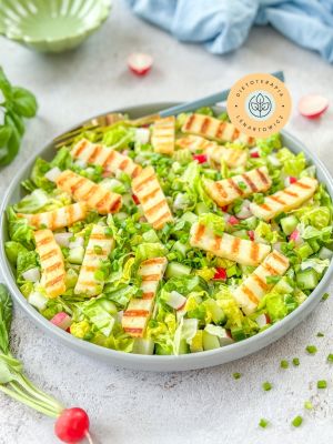 Sałatka wegetariańska pełna wartości odżywczych. Pomysł na kolację od dietetyka klinicznego.