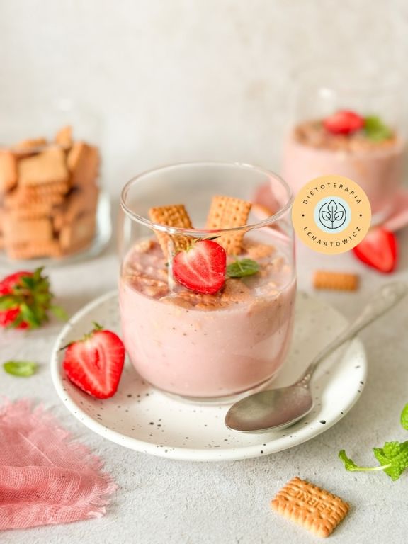 Deser truskawkowy w konsystencji ptasiego mleczka, z truskawkami i krakersam. Przepis od dietetyka klinicznego z gotowej diety przeciwzapalnej.