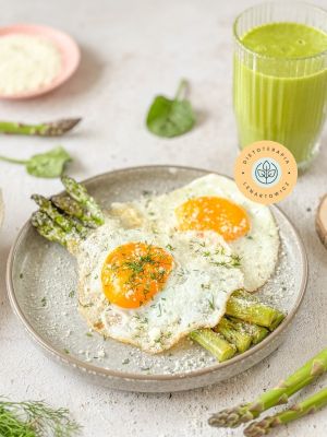 Jajka sadzone na szparagach z zielonym koktajlem. Przepis z diety gotowej o niskim indeksie glikemicznym od dietetyka klinicznego.