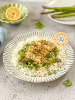 Dietetyczny obiad z ryżem, szparagami i dorszem.