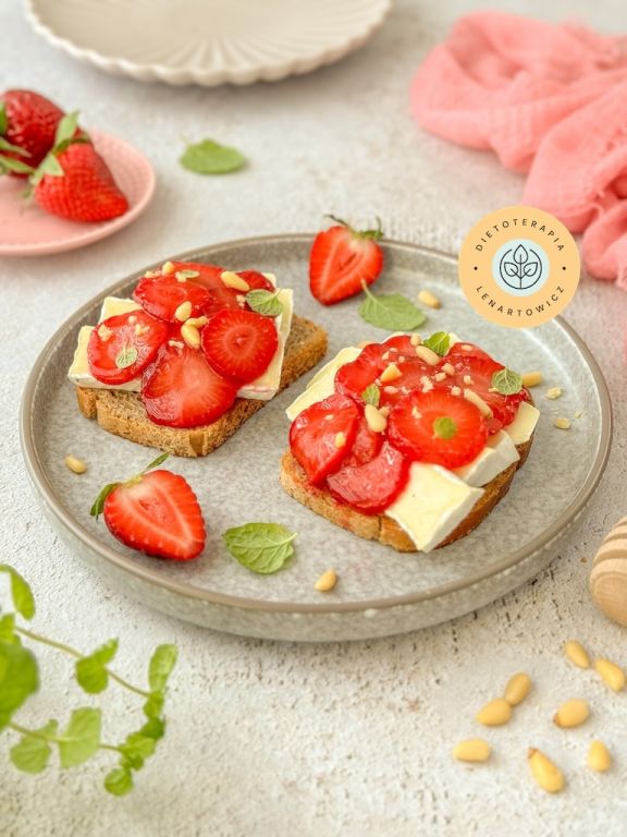 Kolacja na ciepło. Kanapki z truskawkami i serem camembert.