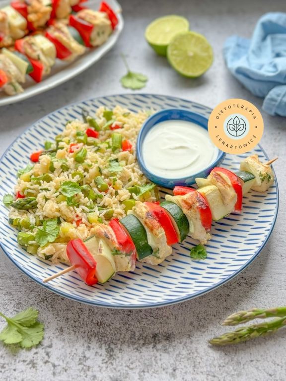 Pomysł na zdrowy obiad od dietetyka klinicznego. Szaszłyk, dip śmietanowy i sałatka ze szparagami i ryżem.