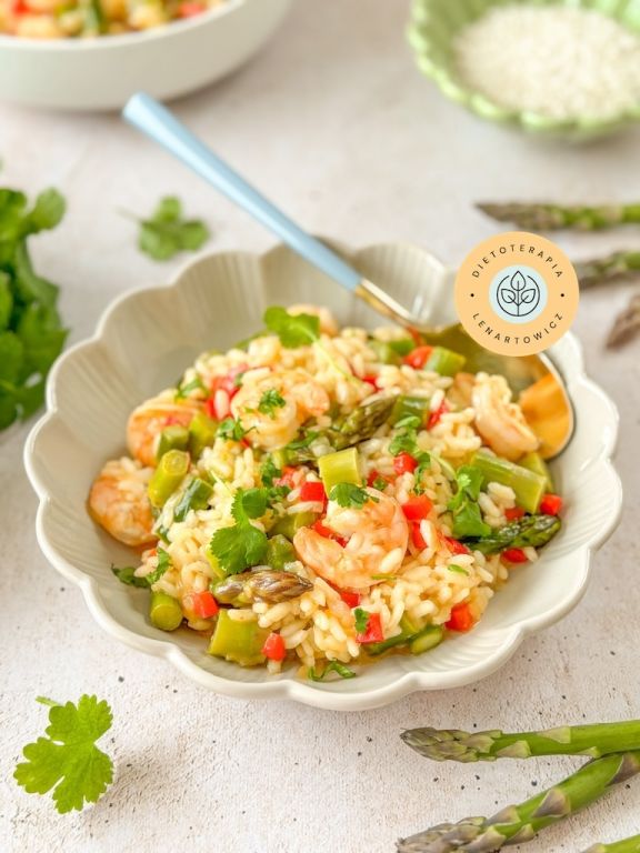 Obłędnie pyszne risotto ze szparagami i krewetkami, sycące i zdrowe, idealne na szybki obiad.